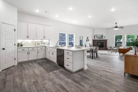 Kitchen - 5580 Clear Spgs, Springdale, AR 72762 photo 4 of 8