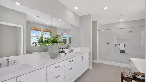 Bath - 27985 Plateau Ter, Valencia, CA 91381 photo 1 of 2