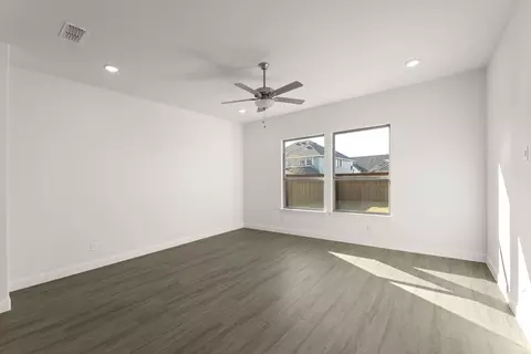 Living - 601 Trinity St, Van Alstyne, TX 75495 photo 2 of 3