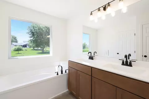 Bath - 1146 Bloomfield Dr, Eureka, MO 63025 photo 2 of 3
