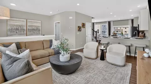 Living - 404 Cold Spring St, Algonquin, IL 60102 photo 2 of 4