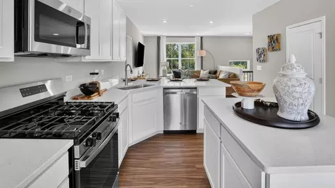 Kitchen - 404 Cold Spring St, Algonquin, IL 60102 photo 2 of 5