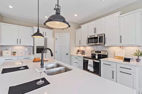 Kitchen - 3801 Circollo Dr, Covington, KY 41017 photo 3 of 10