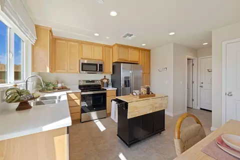 Kitchen - 484 Anthology St, Turlock, CA 95380 photo 2 of 8