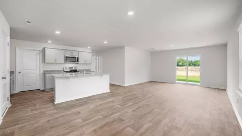 Living - 104 Linden Dr, Thomasville, NC 27360 photo 2 of 6