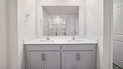 Bath - 104 Linden Dr, Thomasville, NC 27360 photo 3 of 8