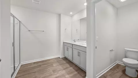 Bath - 104 Linden Dr, Thomasville, NC 27360 photo 2 of 8