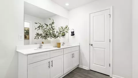 Bath - 104 Linden Dr, Thomasville, NC 27360 photo 6 of 8