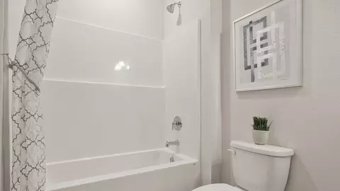 Bath - 5739 Dearing St, Crestview, FL 32539 photo 6 of 7