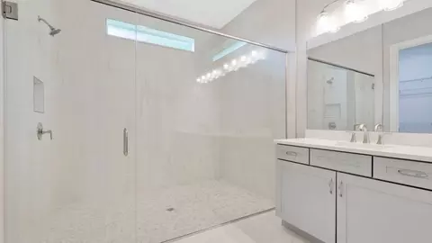 Bath - 8308 Golden Beach Ct, Parrish, FL 34219 photo 2 of 5