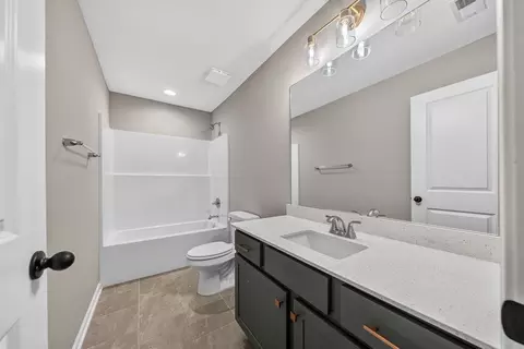 Bath - 406 Baxter Dr, Kathleen, GA 31047 photo 2 of 3
