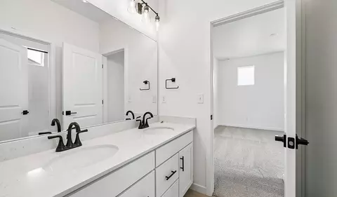 Bath - 5588 Tamarack Ave, Longmont, CO 80504 photo 2 of 3