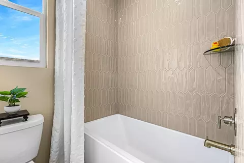 Bath - 29902 Vintage Ct, Castaic, CA 91384 photo 5 of 10