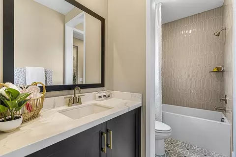 Bath - 29902 Vintage Ct, Castaic, CA 91384 photo 4 of 10