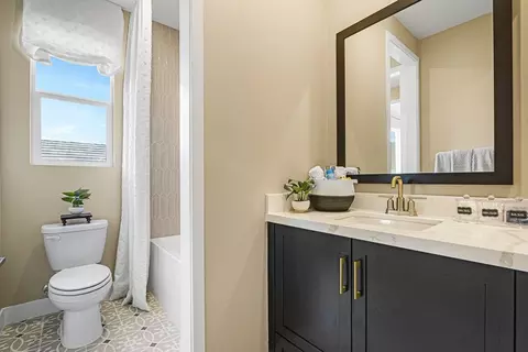 Bath - 29902 Vintage Ct, Castaic, CA 91384 photo 6 of 10