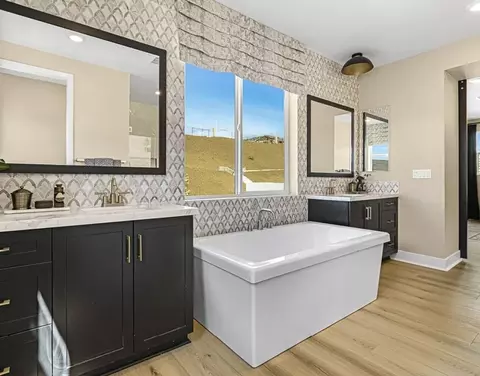 Bath - 29902 Vintage Ct, Castaic, CA 91384 photo 3 of 10