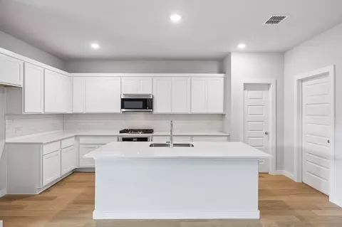 Kitchen - 804 Rockcloud Dr, Haslet, TX 76052 photo 6 of 13