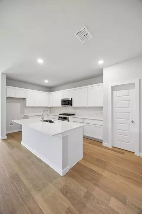Kitchen - 804 Rockcloud Dr, Haslet, TX 76052 photo 7 of 13