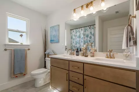 Bath - 805 Klenc Rd, Springdale, AR 72762 photo 2 of 10