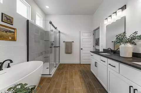 Bath - 805 Klenc Rd, Springdale, AR 72762 photo 10 of 10