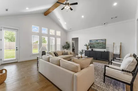 Living - 805 Klenc Rd, Springdale, AR 72762 photo 6 of 8