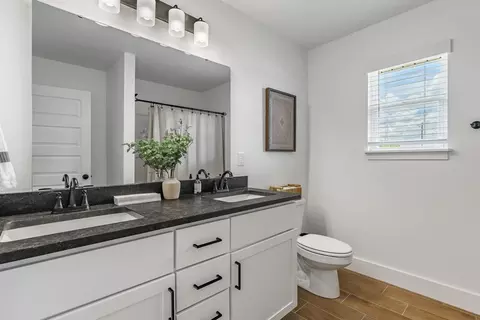 Bath - 805 Klenc Rd, Springdale, AR 72762 photo 8 of 10