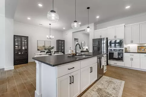 Kitchen - 805 Klenc Rd, Springdale, AR 72762 photo 11 of 16