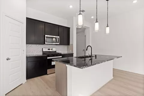 Kitchen - 407 Aztec Cave Dr, New Caney, TX 77357 photo 4 of 7