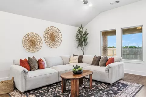704 Prairie Dr, Guthrie, OK 73044