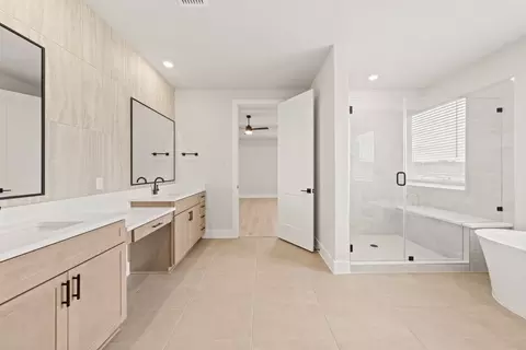 Bath - 108 E Luna Blue Ln, Jarrell, TX 76537 photo 4 of 6