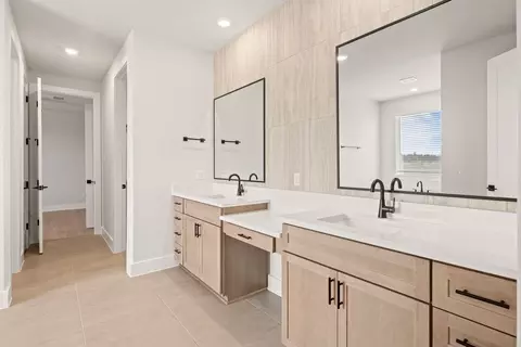 Bath - 108 E Luna Blue Ln, Jarrell, TX 76537 photo 1 of 6