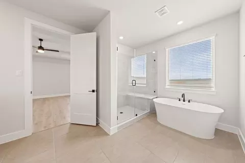 Bath - 108 E Luna Blue Ln, Jarrell, TX 76537 photo 2 of 6