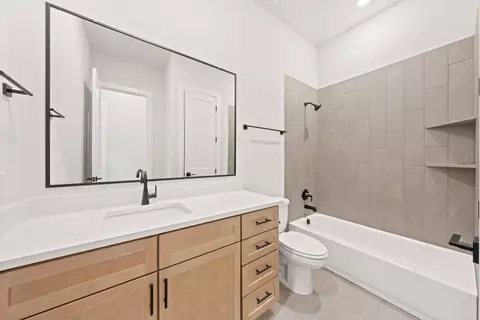 Bath - 108 E Luna Blue Ln, Jarrell, TX 76537 photo 5 of 6