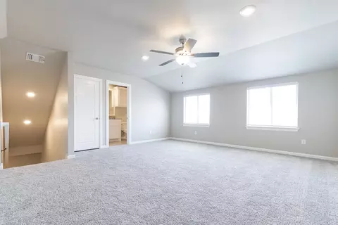 Living - 932 Hydrangea Way, Edmond, OK 73034 photo 4 of 20