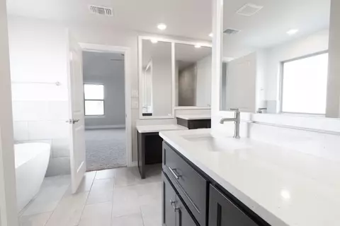Bath - 932 Hydrangea Way, Edmond, OK 73034 photo 11 of 25