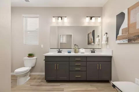 Bath - 611 Elkhorn Ave, Visalia, CA 93292 photo 4 of 9