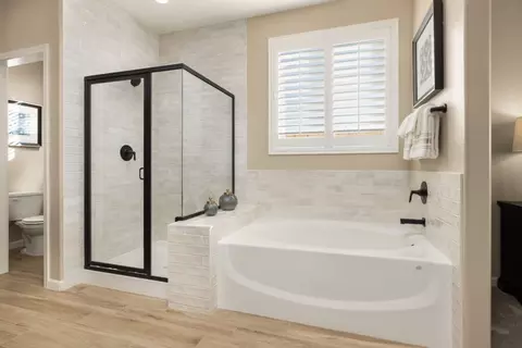 Bath - 611 Elkhorn Ave, Visalia, CA 93292 photo 2 of 9