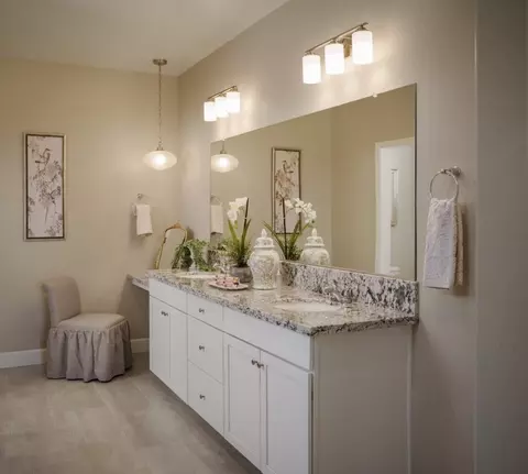 Bath - 611 Elkhorn Ave, Visalia, CA 93292 photo 8 of 9