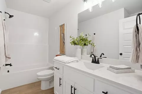 Bath - 3501 N Hickory Ave, Broken Arrow, OK 74012 photo 8 of 8