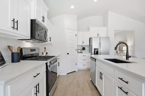 Kitchen - 3501 N Hickory Ave, Broken Arrow, OK 74012 photo 7 of 10