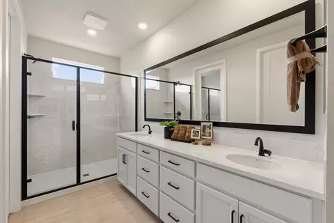Bath - 1233 Mccabe Cir, Galt, CA 95632 photo 1 of 2