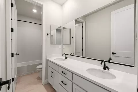Bath - 1233 Mccabe Cir, Galt, CA 95632 photo 2 of 2