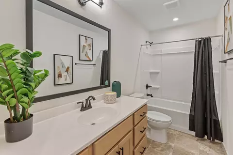 Bath - 3198 Belleglade Dr, Covington, KY 41015 photo 4 of 5
