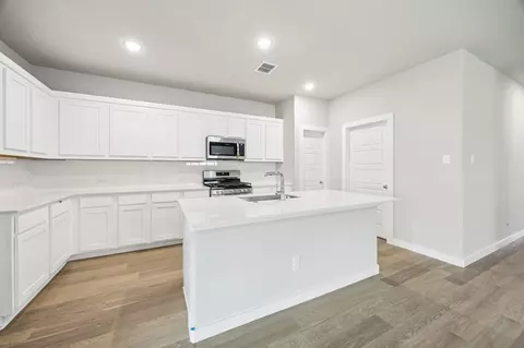Kitchen - 804 Rockcloud Dr, Haslet, TX 76052 photo 3 of 6