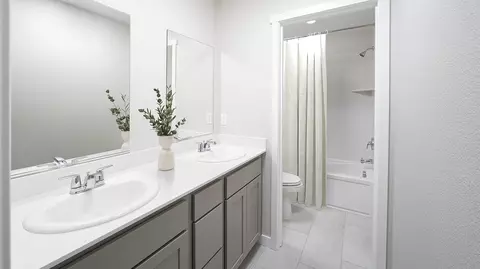 Bath - 2068 Seraphina Ct, Galt, CA 95632 photo 3 of 5