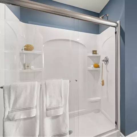 Bath - 558 Arye Dr, Elgin, IL 60124 photo 1 of 5