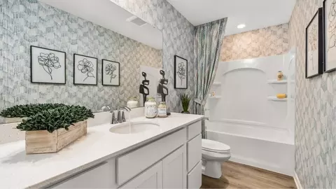 Bath - 558 Arye Dr, Elgin, IL 60124 photo 4 of 5