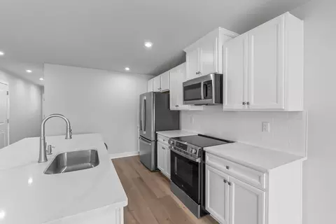 Kitchen - 1016 Dumfries Ct, Mcdonough, GA 30253 photo 7 of 9