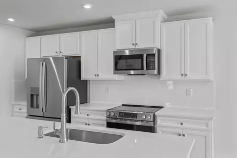 Kitchen - 1016 Dumfries Ct, Mcdonough, GA 30253 photo 6 of 9