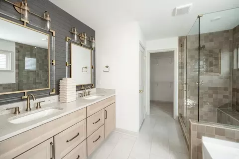 Bath - 2705 Buckridge Dr, Cincinnati, OH 45233 photo 2 of 13